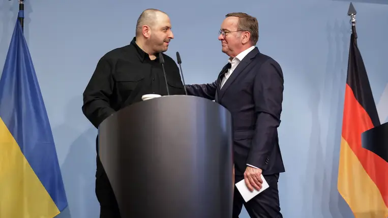 Boris Pistorius német védelmi miniszter (j) és ukrán hivatali partnere, Rusztem Umerov sajtótájékoztatót tart Berlinben 2025. március 6-án. MTI/EPA/Hannibal Hanschke