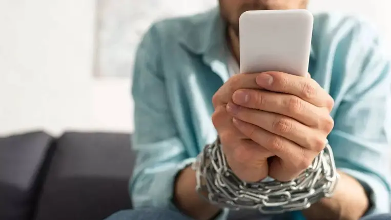 Pszichológus: a digitális detoxikálás jót tesz a pszichének és a társas kapcsolatoknak is. Illusztráció