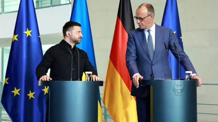 Volodimir Zelenszkij ukrán elnök (b) és Friedrich Merz német kancellár sajtóértekezlete a berlini kancellári hivatalban 2026. április 14-én. MTI/EPA/Clemens Bilan.