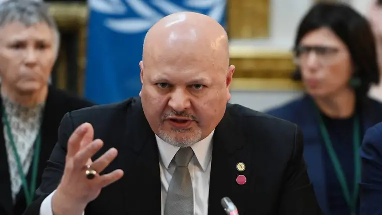 Karim Khan, a Nemzetközi Büntetőbíróság (ICC) főügyésze beszédet mond a brit kormány által az ukrajnai háborús bűncselekmények kivizsgálásának előmozdítására összehívott nemzetközi igazságügy-miniszteri csúcstalálkozón Londonban 2023. március 20-án (Fotó:MTI/Neil Hall)