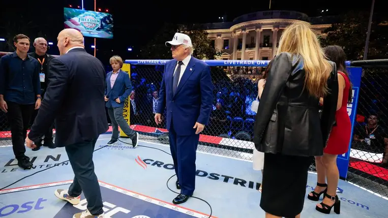 Donald Trump amerikai elnök (k) a Fehér Ház déli kertjében felállított küzdőtéren 2026. június 15-én (Fotó: Evan Vucci/pool/AFP)