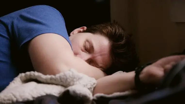 Ezt a végzetes hibát te is elköveted elalvás előtt – és a szíved bánhatja