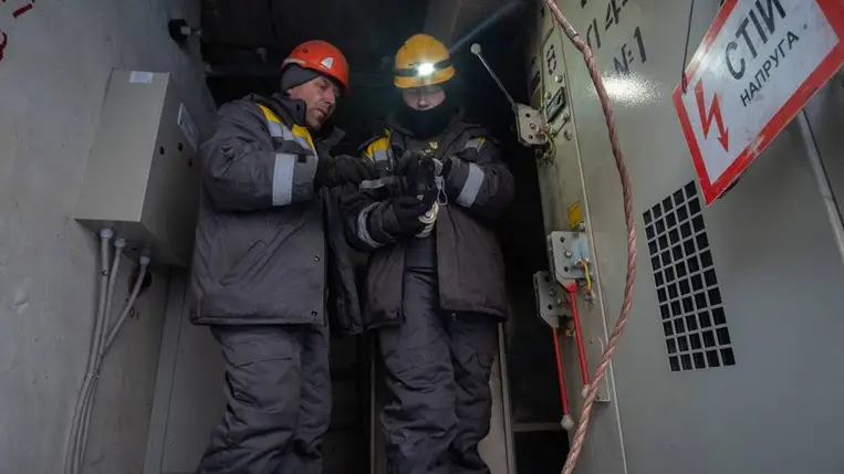  Egyre nehezebb a Kijev áramellátásának helyreállításán dolgozó munkások helyzete (Fotó: MTI/EPA/Maria Senovilla)