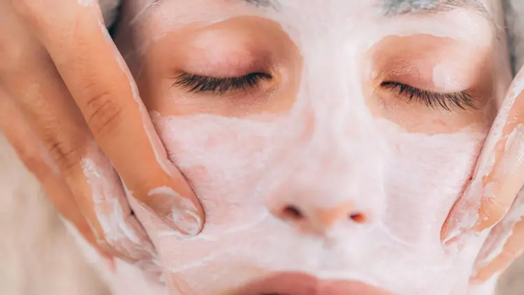 Feszesíti az arcbőrt, csökkenti a pigmentfoltokat