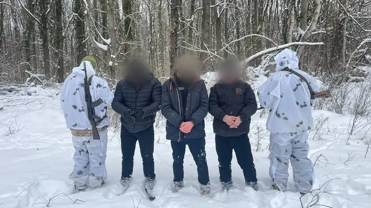 A magyar határtól mindössze 20 méterre tartóztattak fel 3 férfit az asztélyi határőrök. Fotó: Ukrán Állami Határőrszolgálat