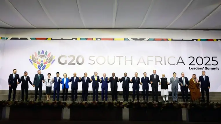 Csoportkép a világ 19 legfejlettebb gazdaságú és vezetõ feltörekvő országát, valamint az Európai Uniót tömörítő húszas csoport, a G20 kétnapos csúcstalálkozójának résztvevőirõl Johannesburgban 2025. november 22-én. Fotó: MTI/EPA/Reuters pool/Thomas Mukoya