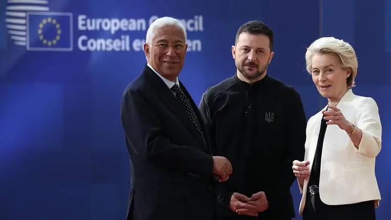 Ursula von der Leyen, az Európai Bizottság elnöke, António Costa, az Euróapi Tanács elnöke és Volodimir Zelenszkij ukrán elnök (Fotó: MTI/Christophe Petit Tesson)