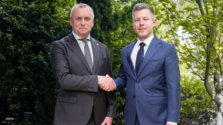 Találkozót kezdeményez Volodimir Zelenszkij ukrán elnökkel Magyar Péter leendő miniszterelnök. A Tisza Párt elnöke erről a Facebookon számolt be, miután fogadta Babják Zoltánt, Beregszász polgármesterét.