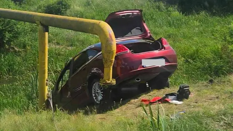 Árokba csapódott egy autó Bátyú és Nagydobrony között, egy gyermek is megsérült. Fotó: facebook.com/103zakarpat