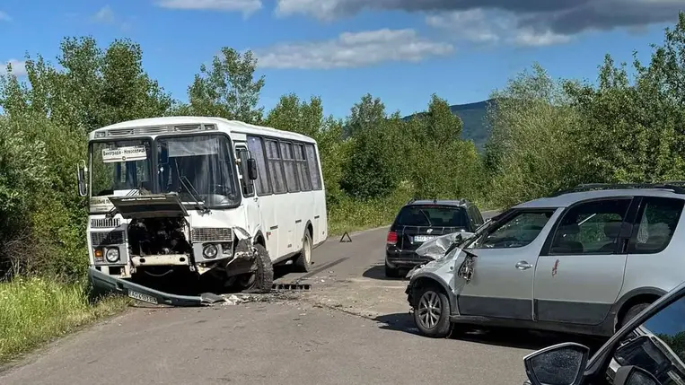 Három autó ütközött Királyházán, egy nőt kórházba szállítottak. Fotó: facebook.com/103zakarpat