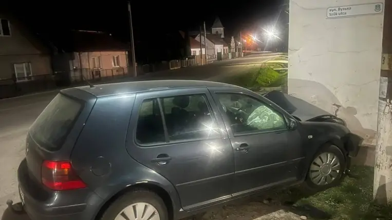 Közúti baleset Nagymuzsalyban: a 40 éves női sofőr 1,97 ezrelékes véralkoholszinttel vezetett, a rendőrség őrizetbe vette. Fotó: Ukrán Nemzeti Rendőrség