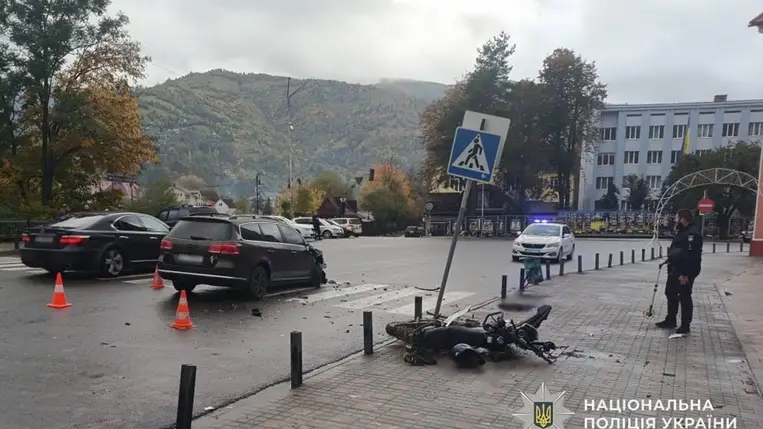 Közúti baleset Kárpátalján: Ittas motoros és autós ütközött Rahón, ketten megsérültek. Fotó: Ukrán Nemzeti Rendőrség