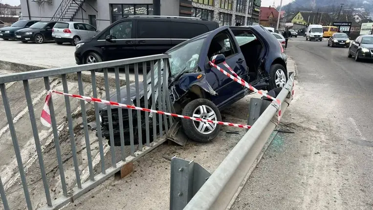 Súlyos közlekedési baleset történt Szilce (Beregkisfalud) településen.. Fotó: Ukrán Nemzeti Rendőrség