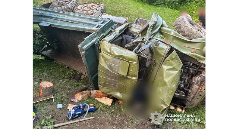 Tragikus baleset rázta meg Rahót: egy megrakott teherautó felborult és a lejtőn mintegy 40 métert zuhant. A rendőrség vizsgálja a halálos szerencsétlenség körülményeit. Fotó: Ukrán Nemzeti Rendőrség