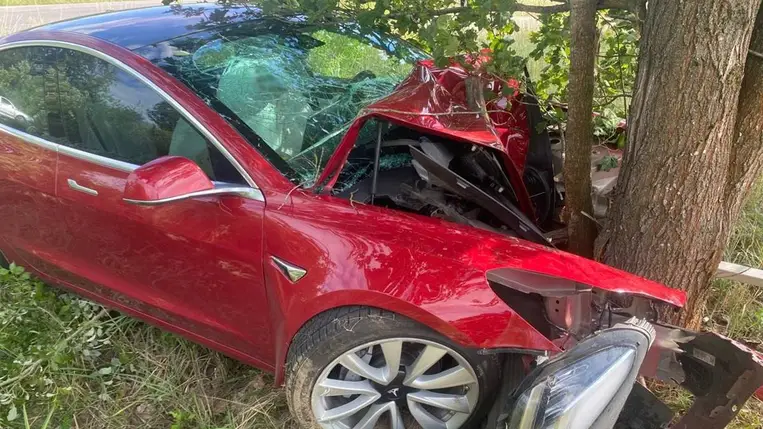 Balesetet szenvedett egy Tesla Lalovo (Beregleányfalva) közelében, két utast kórházba szállítottak. Fotó: Ukrán Nemzeti Rendőrség