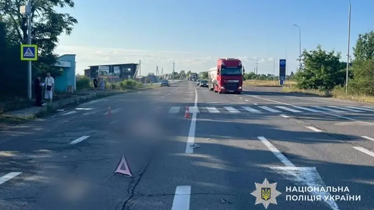 Halálos baleset történt az Ungvári járásban: egy Skoda elütött egy 79 éves nőt a kijelölt gyalogátkelőhelyen. A rendőrség nyomozást indított. Fotó: Ukrán Nemzeti Rendőrség