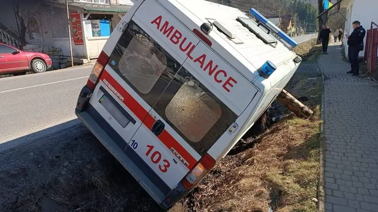 Súlyos közlekedési baleset történt a Rahói járásban található Kvasziban (Tiszaborkút): egy mentőautó elütött egy 6 éves kisfiút. Fotó: Kárpátaljai Rendőrség