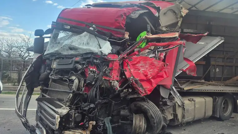 Két teherautó ütközött a Kijev-Csap úton, Beregrákos közelében. Egy ember meghalt, egy másik megsérült. Fotó: DSZNSZ