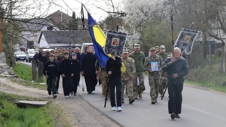 Utolsó útjára kísérték a 28 éves Olekszandr Bojkót Bilkén. Fotó: Bilkei Községi Tanács