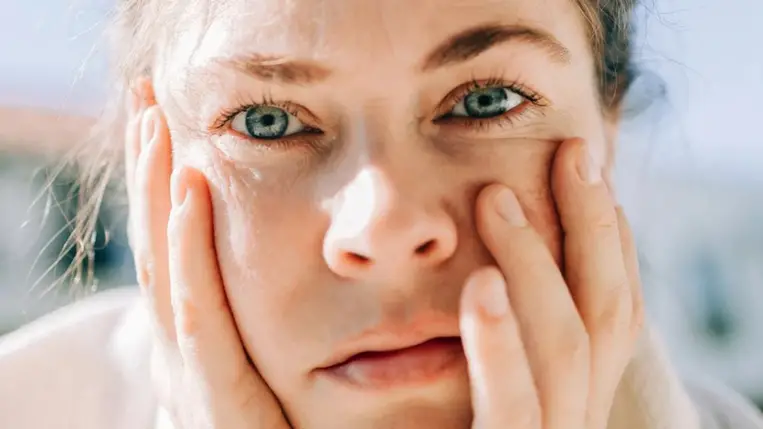 A bőrünkön is nyomot hagy a stressz – ezek a figyelmeztető jelek