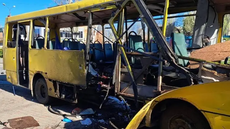 Drámai támadás Nikopolban: buszt ért dróncsapás, halottak. Fotó: t.me/mykola_lukashuk