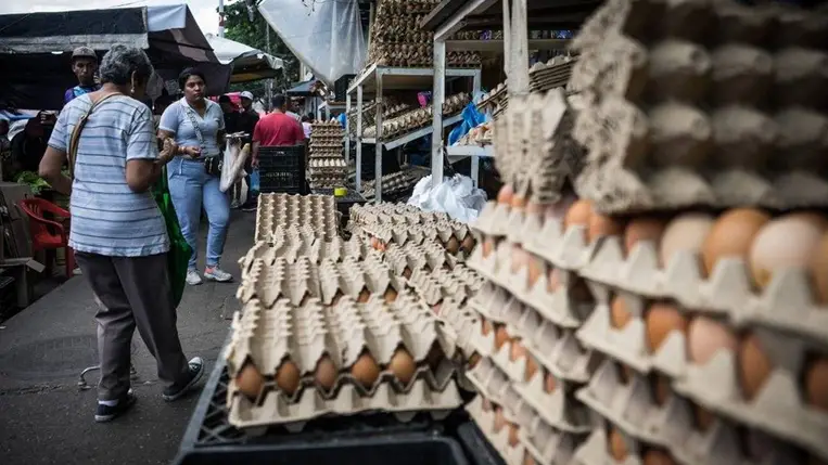 Romokban Venezuela gazdasága, nyomorban él a népesség fele / Fotó: Anadolu via AFP