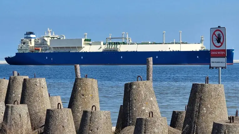 Az amerikai cseppfolyósított földgázt (LNG) szállító Isabella tartályhajó a lengyelországi Swinoujscie LNG-terminál kikötőjébe érkezik 2022. április 28-án (Fotó: MTI/EPA-PAP/Marcin Bielecki)