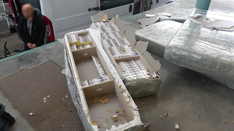 Bútorok közé rejtették a csempészcigarettát, de a röntgen lebuktatta őket. Fotó: NAV