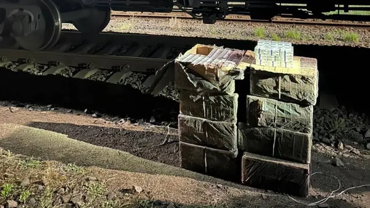 Cigarettacsempészet a határon: rakomány alá rejtették a cigarettát. Fotó: Kárpátaljai Vámhivatal