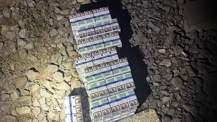 Szolgálati kutya vezette nyomra a határőröket: a cigarettát egy vasércpelletet szállító tehervagon oldalsó üregeiben rejtették el. Fotó: DPSZU