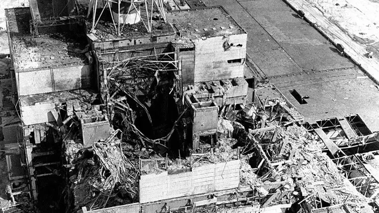 A csernobili Vlagyimir Iljics Lenin atomerőmű 4. számú reaktora a baleset után (Forrás: Wikipédia)