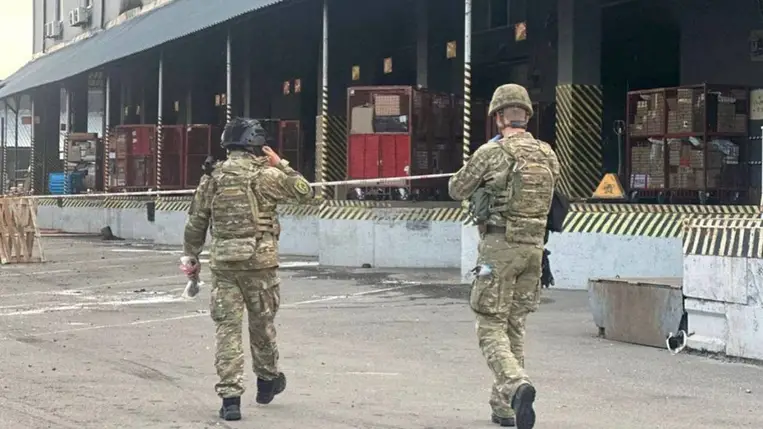 Robbanás történt egy postai csomag átvizsgálása közben Kijev egyik válogatóközpontjában: egy ember meghalt, ketten megsérültek. Fotó: t.me/gunpKyiv
