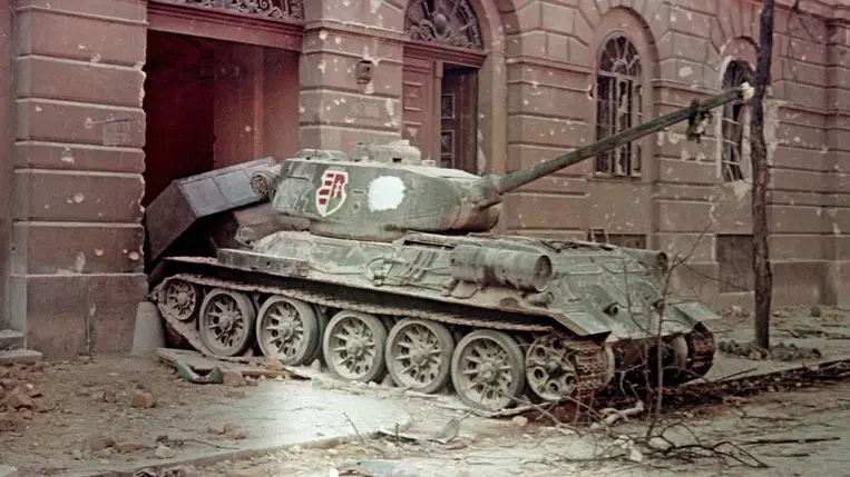 A Maléter Pál ezredes által odarendelt Kossuth-címeres harckocsi a Kilián laktanya Üllői úti bejáratánál 1956. október 24. és november 4. között. (Fotó: MTI/Burghardt Ferenc)