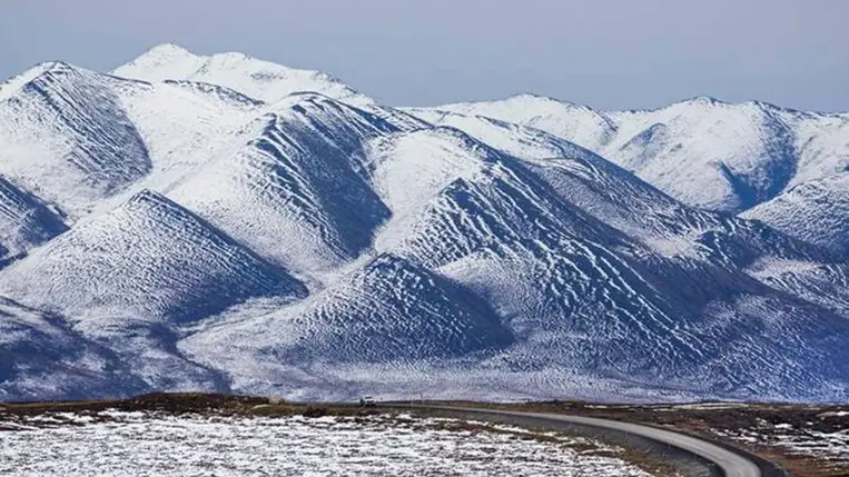Hegység mentén vezető országút Észak-Alaszkában (Fotó: MTI/EPA/Jim Lo Scalzo)