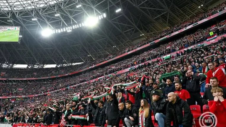Magyar szurkolók a Magyarország - Írország labdarúgó világbajnoki selejtező mérkőzés előtt a Puskás Arénában 2025. november 16-án. MTI/Hegedüs Róbert