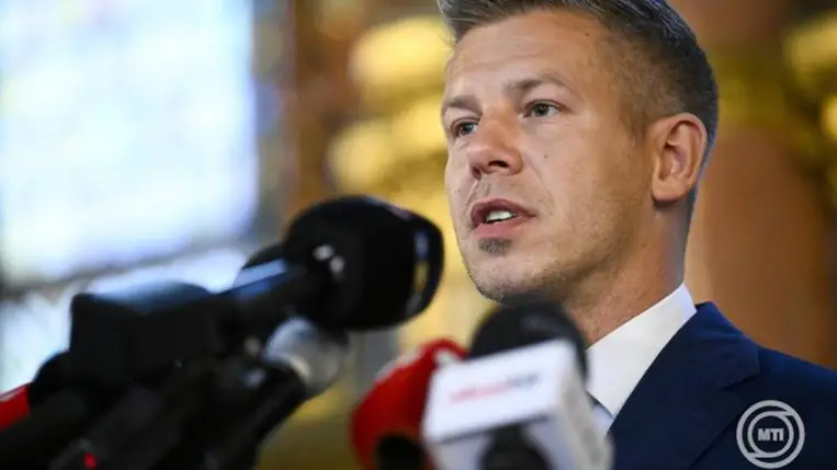 Magyar Péter, a Tisza Párt elnöke, a párt delegációjának vezetője, leendő miniszterelnök az Országgyűlés alakuló ülését előkészítő tárgyalást követően tartott sajtótájékoztatón az Országházban 2026. április 17-én. MTI/Hegedüs Róbert