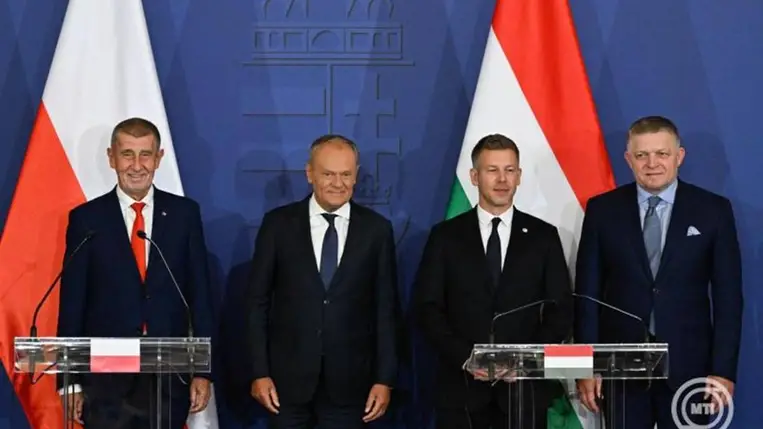 Andrej Babis cseh, Donald Tusk lengyel, Magyar Péter magyar és Robert Fico szlovák miniszterelnök (b-j) a visegrádi együttműködés (V4) kormányfőinek találkozója után tartott sajtótájékoztatón a Gödöllői Királyi Kastély Lovardájában 2026. június 23-án. MTI/Hegedüs Róbert