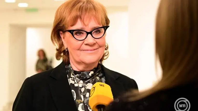 Siklósi Beatrix, a Jónak lenni jó! projektvezetője, a Kossuth rádió csatornaigazgatója beszédet mond a kárpátaljai művészek jótékony célú tárlata megnyitóján a Pesti Vigadóban 2025. december 1-jén. MTI/Kovács Attila