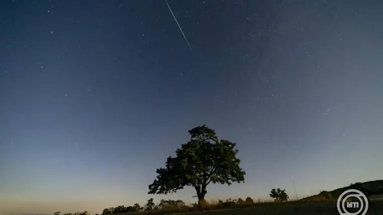 Meteor látszik az égbolton Salgótarján közeléből fotózva 2025. augusztus 11-én éjjel. MTI/Komka Péter