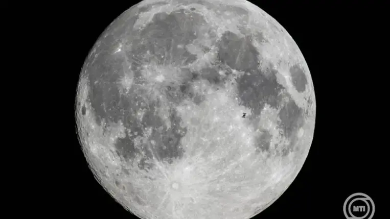 A Nemzetközi Űrállomás (International Space Station, ISS, középen j) elhalad a Hold előtt Szurdokpüspöki közeléből fényképezve 2025. november 4-én éjjel. MTI/Komka Péter