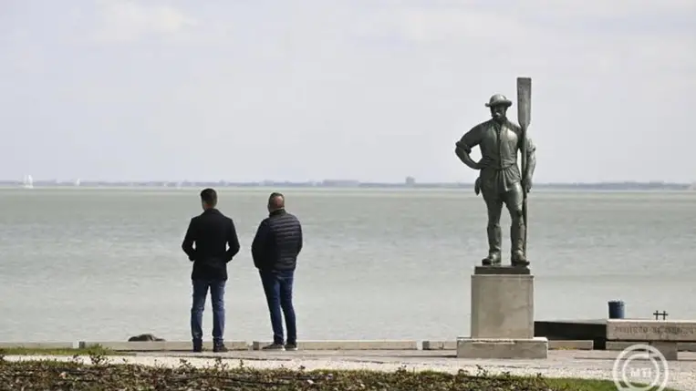 Balatonfüred, 2025. április 10. Sétálók a Balaton partján, Balatonfüreden 2025. április 10-én. MTI/Koszticsák Szilárd