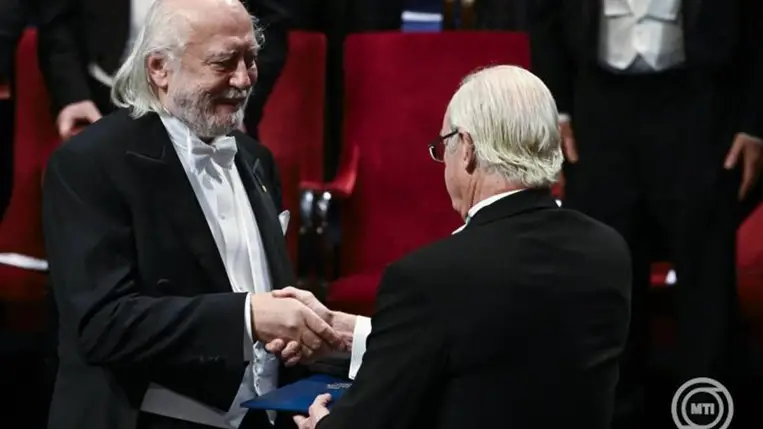  Krasznahorkai László író (b) átveszi az életművével elnyert irodalmi Nobel-díjat XVI. Károly Gusztáv svéd királytól a 2025-ös Nobel-díjak átadási ünnepségén a stockholmi hangversenyteremben 2025. december 10-én. MTI/Koszticsák Szilárd