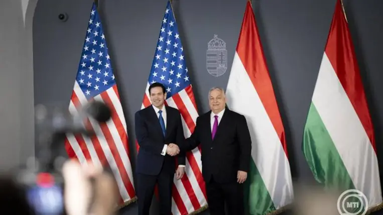 Orbán Viktor miniszterelnök (j) fogadja Marco Rubio amerikai külügyminisztert (b) a Karmelita kolostorban 2026. február 16-án. MTI/Miniszterelnöki Kommunikációs Főosztály/Fischer Zoltán