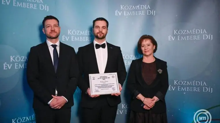 A Közmédia Év Embere Díjával kitüntetett Kapu Tibor kutatóűrhajós (k), valamint Altorjai Anita, a Duna Médiaszolgáltató Nonprofit Zrt. vezérigazgatója és Papp Dániel, az MTVA vezérigazgatója az elismerés átadásán 2026. február 20-án. MTI/Bruzák Noémi