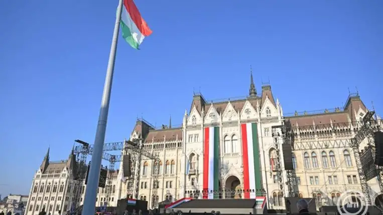  Katonai tiszteletadás mellett felvonják a nemzeti lobogót az 1848-49-es forradalom és szabadságharc 178. évfordulóján az Országház előtti Kossuth Lajos téren 2026. március 15-én. MTI/Bruzák Noémi