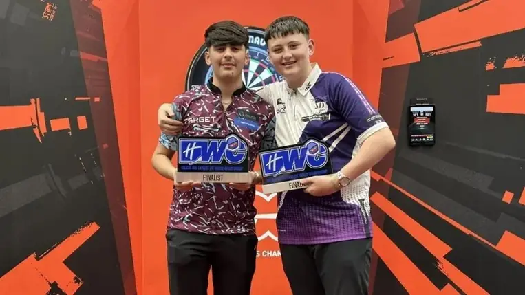 Luke Littler 15 éves utódja sokkot okozott a dartsvilágbajnokságon