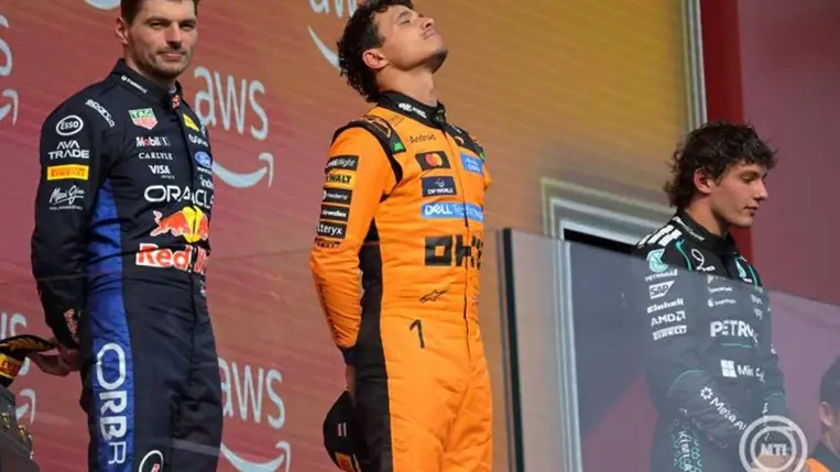 A győztes Lando Norris, a McLaren brit versenyzője (k), a második helyezett Max Verstappen, a Red Bull holland versenyzője (b) és a harmadik helyezett Kimi Antonelli, a Mercedes olasz versenyzője a Forma-1-es Magyar Nagydíj eredményhirdetésén a mogyoródi Hungaroringen 2026. július 26-án. MTI/Balogh Zoltán