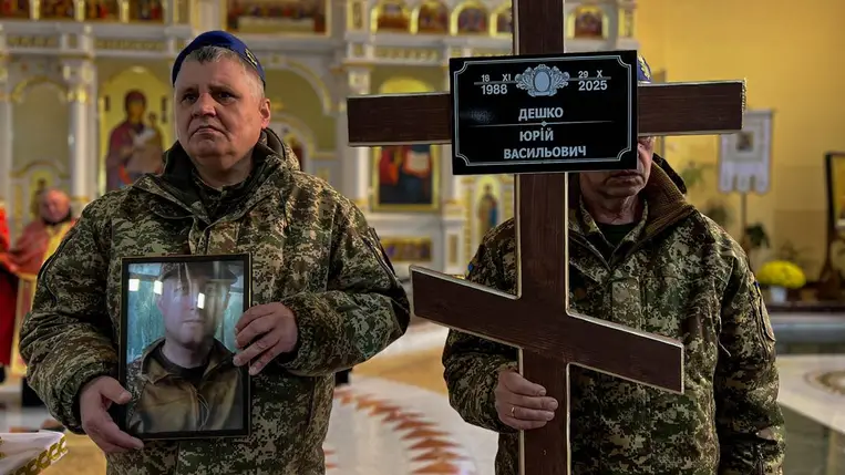 Munkácson elbúcsúztak az ukrán nemzeti gárda hős katonájától, Jurij Deskótól. Fotó: Munkácsi Városi Tanács