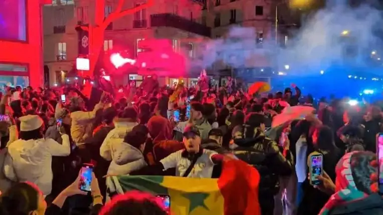 A párizsi utcákon ünneplő tömeg hamar zavargásokba váltott Forrás: Facebook