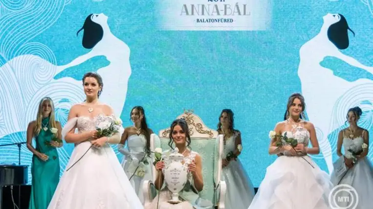 A bál szépe, a balatonfüredi Windisch Laura (k), első udvarhölgye, a debreceni Tollas Viktória (b), második udvarhölgye, a balatonfüredi Windisch Regina (j) a 201. Anna-bál eredményhirdetésén a balatonfüredi Anna Grand Hotel parkjában 2026. július 26-án. MTI/Katona Tibor